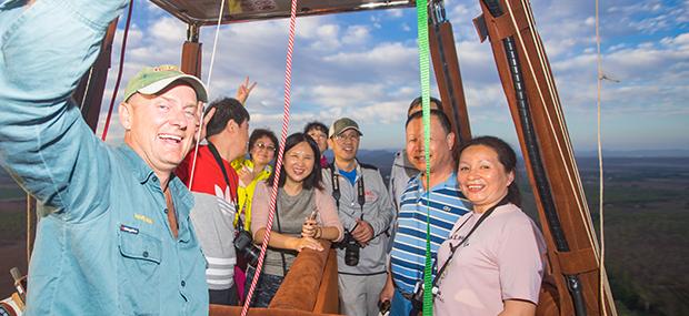 友好的飞行员欢迎来自中国的游客来凯恩斯体验热气球飞行和绿岛一日游套餐 友好-热气球-飞行员-中文-凯恩斯-飞行-绿岛-一日游